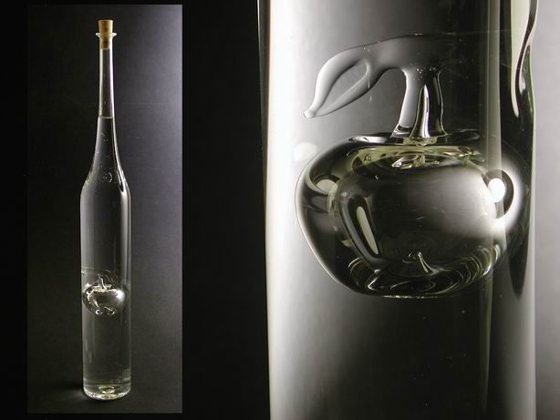 Bouteille avec pomme